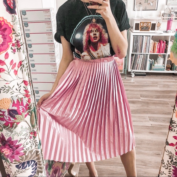 Amelia James Dresses & Skirts - 💫 HP MY AMELIA JAMES METALLIC PINK PLEATED SKIRT